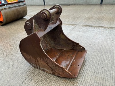 APPROX. 2ft TOOTHLESS DIGGING BUCKET TO SUIT 20 TON MACHINE