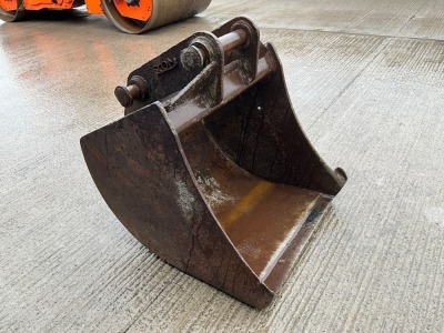 APPROX. 2ft TOOTHLESS DIGGING BUCKET TO SUIT 13 TON MACHINE