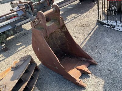 APPROX. 2ft TOOTHED DIGGING BUCKET TO SUIT 13 TON MACHINE