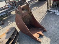 APPROX. 2ft TOOTHED DIGGING BUCKET TO SUIT 13 TON MACHINE