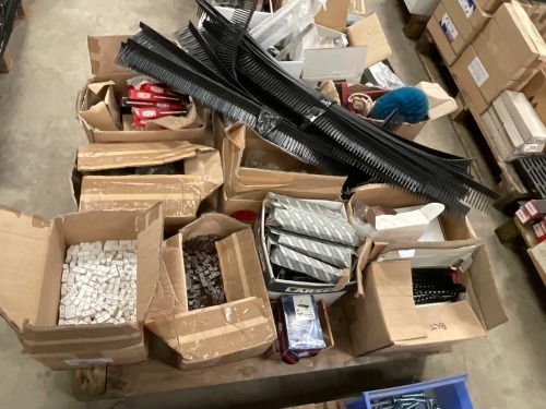 PALLET OF ASSORTED MODESTY BLOCKS, RAIL BRACKETS, ETC