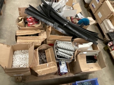PALLET OF ASSORTED MODESTY BLOCKS, RAIL BRACKETS, ETC