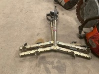 3No. SCAFFOLDING BOARD / PLANK LIFTERS - 2