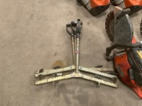 3No. SCAFFOLDING BOARD / PLANK LIFTERS - 3