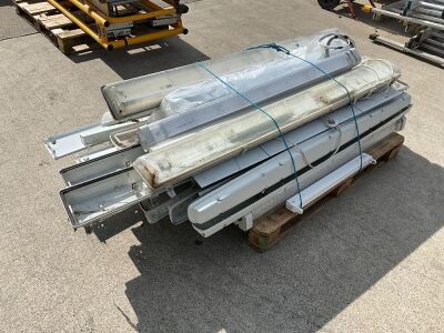 PALLET TO INC. ASSORTED FLUORESCENT LIGHT FITTINGS