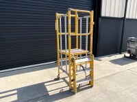 U-GO FOLDABLE PODIUM & BASE