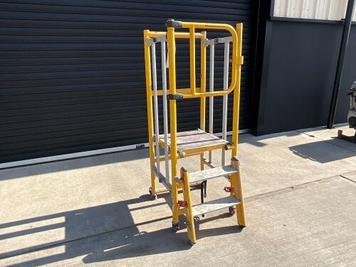 U-GO FOLDABLE PODIUM & BASE