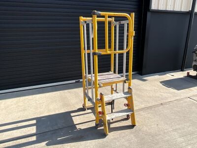 U-GO FOLDABLE PODIUM & BASE