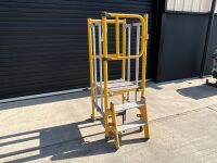 U-GO FOLDABLE PODIUM & BASE