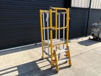U-GO FOLDABLE PODIUM & BASE - 2