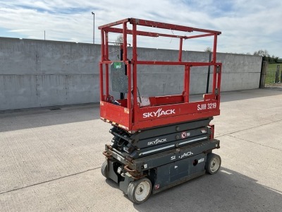 SKYJACK SJIII 3219 19FT BATTERY OPERATED SCISSOR LIFT