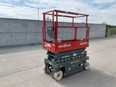 SKYJACK SJIII 3219 19FT BATTERY OPERATED SCISSOR LIFT