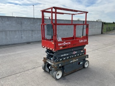 SKYJACK SJIII 3219 19FT BATTERY OPERATED SCISSOR LIFT