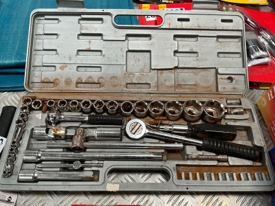 APPROX. 44 PIECE 1/4 & 1/2 SOCKET SET