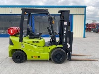 CLARK GTS25L 2.5 TON GAS FORKLIFT - 6