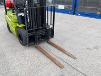 CLARK GTS25L 2.5 TON GAS FORKLIFT - 9