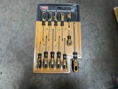 UNUSED SIEGEN 12 PIECE SOFT GRIP SCREWDRIVER SET