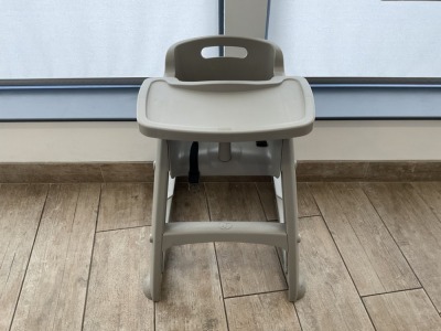 RUBBERMAID STURDY HIGHCHAIR WITH TRAY