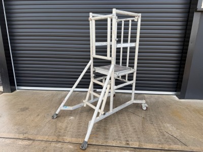 YOUNGMAN P1000 3 TREAD ALUMINIUM FOLDABLE PODIUM