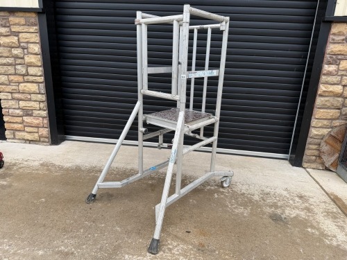 YOUNGMAN P1000 3 TREAD ALUMINIUM FOLDABLE PODIUM