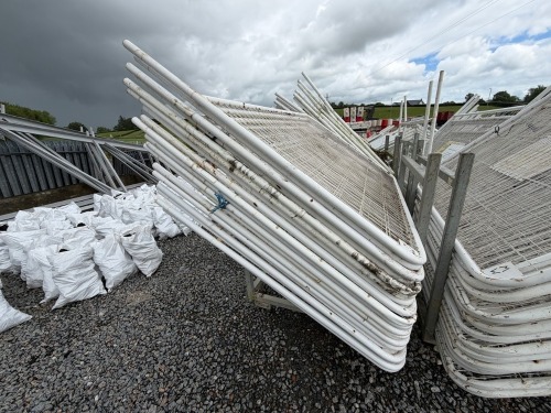 GALVANISED METAL STILLAGE & APPROX. 18No. MESH METAL TEMPORARY FENCING PANELS