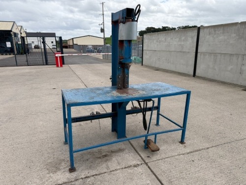 HYDRAULIC DRIVEN LOG SPLITTER & WORK BENCH