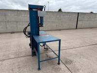 HYDRAULIC DRIVEN LOG SPLITTER & WORK BENCH - 17