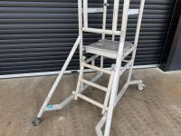 YOUNGMAN P1000 3 TREAD ALUMINIUM FOLDABLE PODIUM - 4