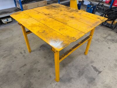 APPROX. 4FT X 4FT HEAVY DUTY METAL WORK BENCH C/W CONTENTS