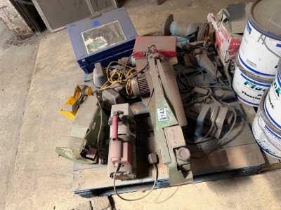 PALLET TO INC. ASSORTED POWER TOOLS, LIGHTS, SCROLLER, BENCH GRINDER, LIGHTS