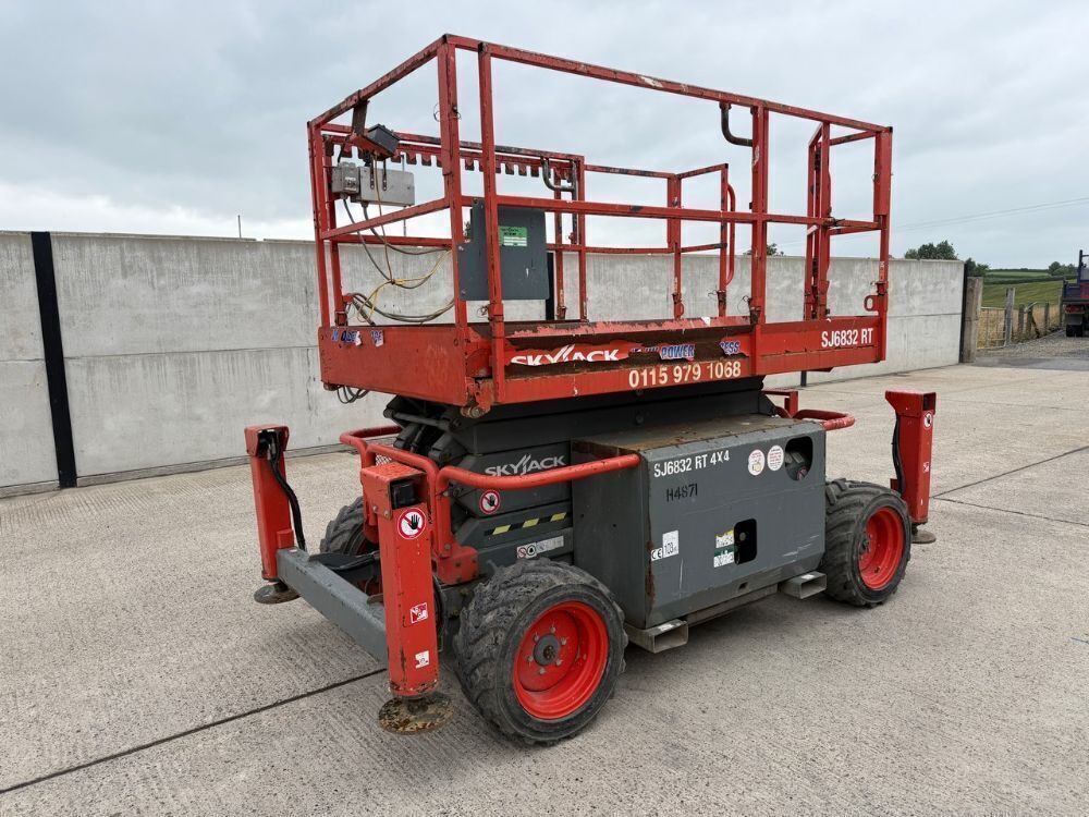 SKYJACK SJ6832RT ROUGH TERRAIN DIESEL SCISSOR LIFT