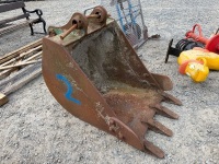 APPROX. 2Ft TOOTHED DIGGING BUCKET TO SUIT 6-8 TON MACHINE