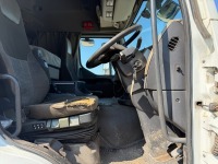 RENAULT PREMIUM PRIVILEGE 4X2 AUTOMATIC TRACTOR UNIT - 27