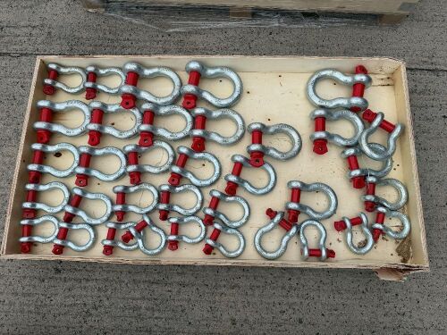 WOODEN CRATE TO INC. APPROX. 34No. ASSORTED UNUSED SHACKLES