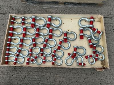 WOODEN CRATE TO INC. APPROX. 34No. ASSORTED UNUSED SHACKLES