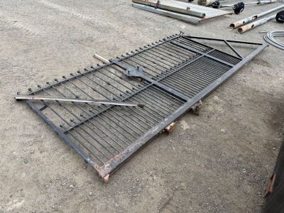APPROX, 17FT X 6FT SLIDING METAL GATE - NO RAILS OR POSTS