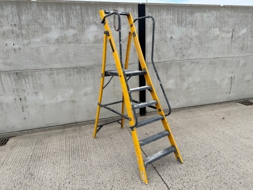 6 TREAD FIBREGLASS STEP LADDER&nbsp;