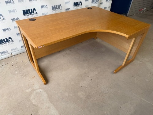 APPROX. 1600mm RIGHT HAND CORNER DESK