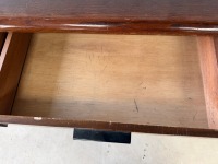 APPROX. 1360mm DARK WOOD VENEER WRITING DESK/CONSOLE TABLE WITH DRAWERS - 6