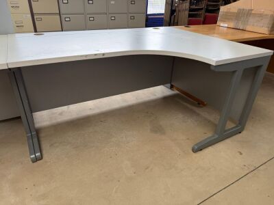 APPROX. 1600mm RIGHT HAND CORNER DESK