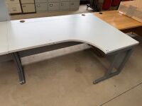 APPROX. 1600mm RIGHT HAND CORNER DESK - 3
