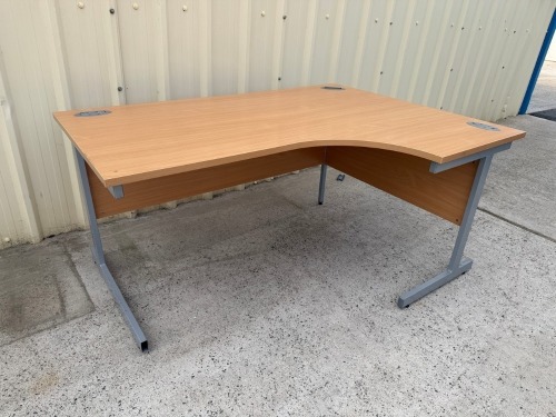 APPROX. 1600mm RIGHT HAND CORNER DESK