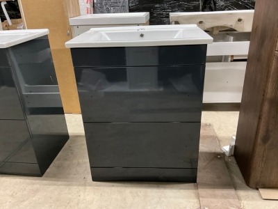 APPROX. 620 FLOOR STANDING VANITY UNIT & BASIN