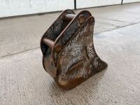 APPROX. 1ft WHITES TOOTHLESS DIGGING BUCKET TO SUIT 6-8 TON MACHINE - 7
