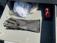 APPROX. 4ft x 2ft WORK BENCH C/W VICE & DRAWERS - 8
