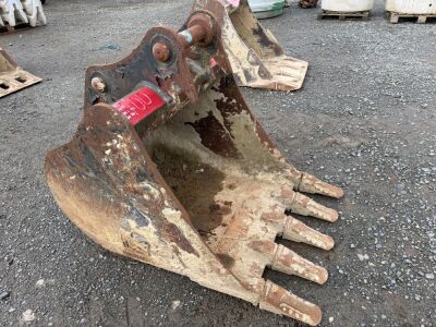 APPROX. 3ft TOOTHED DIGGING BUCKET TO SUIT 13 TON MACHINE