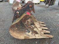 APPROX. 3ft TOOTHED DIGGING BUCKET TO SUIT 13 TON MACHINE - 8