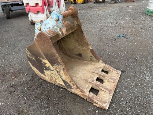 APPROX. 2.6ft RHINOX TOOTHLESS DIGGING BUCKET TO SUIT 13 TON MACHINE