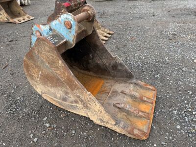 APPROX. 2.6ft TOOTHLESS DIGGING BUCKET TO SUIT 13 TON MACHINE