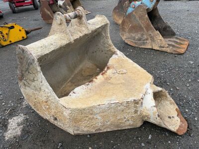 APPROX. 4ft CONCRETE POURING BUCKET TO SUIT 13 TON MACHINE